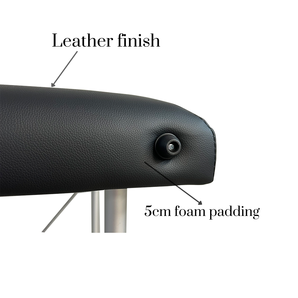 Detail_3_w_descriptionpng – Rapple Close-up of a black leather chair seat showing 5 cm foam padding and metal legs beneath it