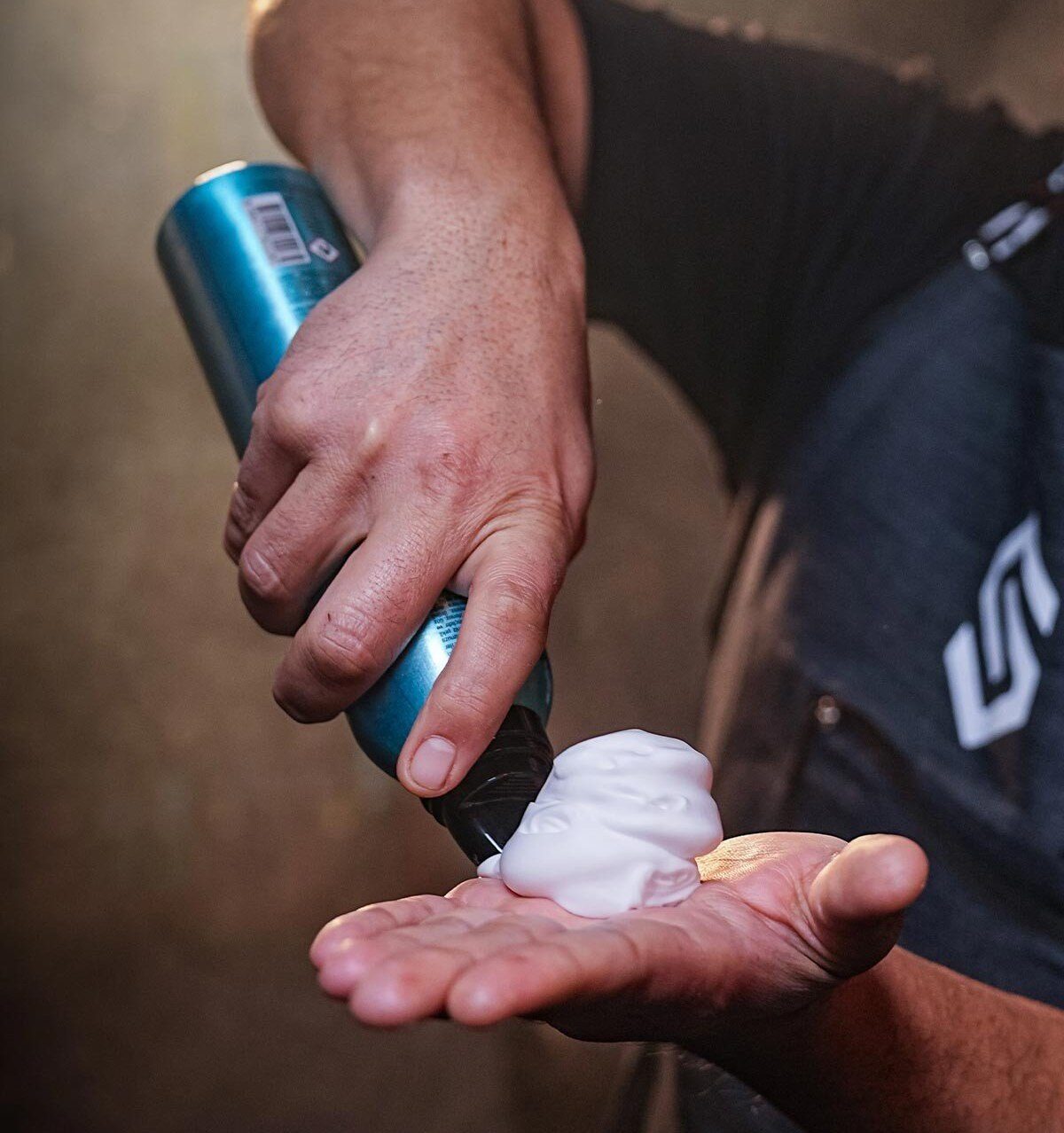 SINEP Boldy hair mousse dispensed into a hand